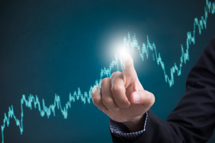 Rodrigo Balassiano explica que os FIDCs de crédito consignado compram direitos creditórios de empréstimos com desconto em folha, oferecendo menor inadimplência.