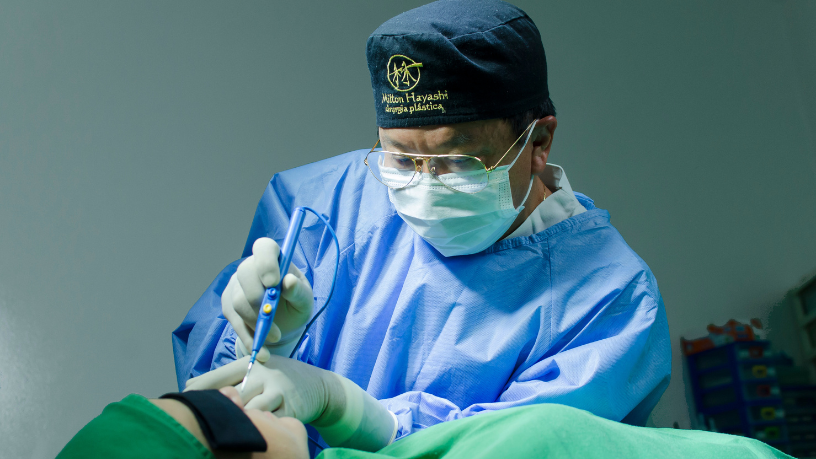 Dr. Milton Seigi Hayashi analisa a cirurgia estética como reflexo do crescimento econômico.