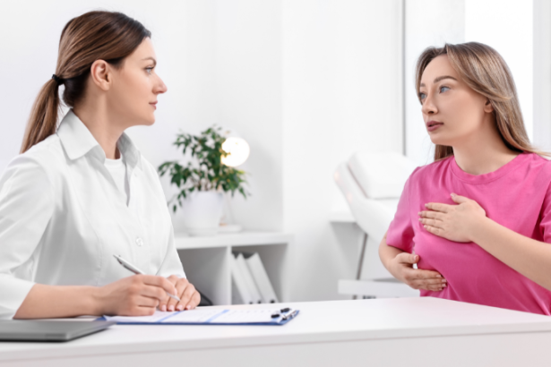 Entre o achado provável e a conduta segura, Vinicius Tadeu Sattin Rodrigues analisa como o tempo pode ser uma ferramenta decisiva na tomada de decisão clínica em mamografia.