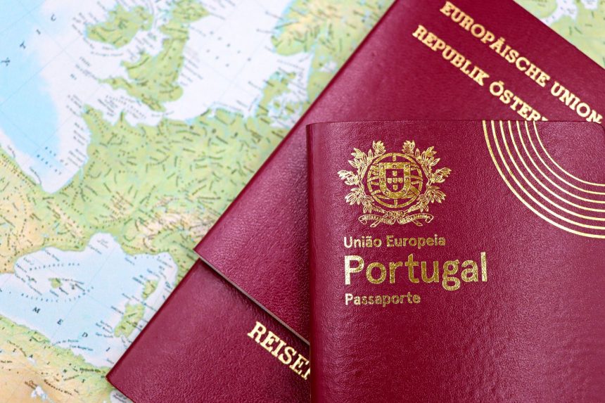 Passaportes português e austríaco sobre um mapa da Europa, representando mobilidade e documentação migratória.